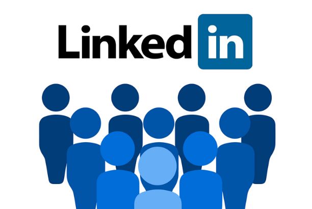 alt="Logo de LinkedIn acompañado de siluetas de personas en diferentes tonos de azul, representando una red profesional."