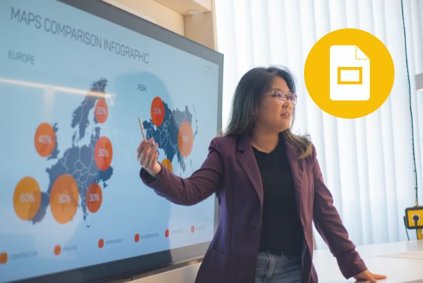 alt="Mujer presentando una infografía de mapas comparativos en una pantalla, con el icono de Google Presentaciones en la esquina."